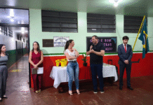 Alunos da EJA recebem medalhas durante encerramento do Projeto “Cidadania e Justiça também se Aprende na Escola”