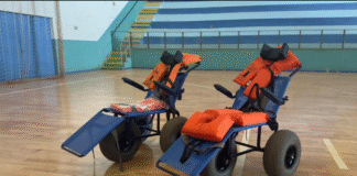 Cadeiras anfíbias estarão à disposição da comunidade a partir deste fim de semana na prainha de Porto Mendes