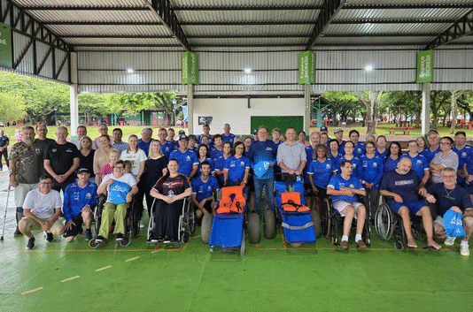 Pessoas com deficiência ou mobilidade reduzida podem utilizar cadeiras anfíbias na prainha de Porto Mendes